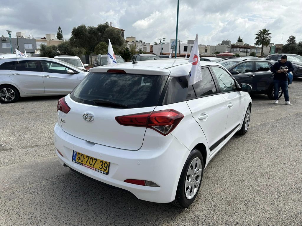 יונדאי i 20 (3)